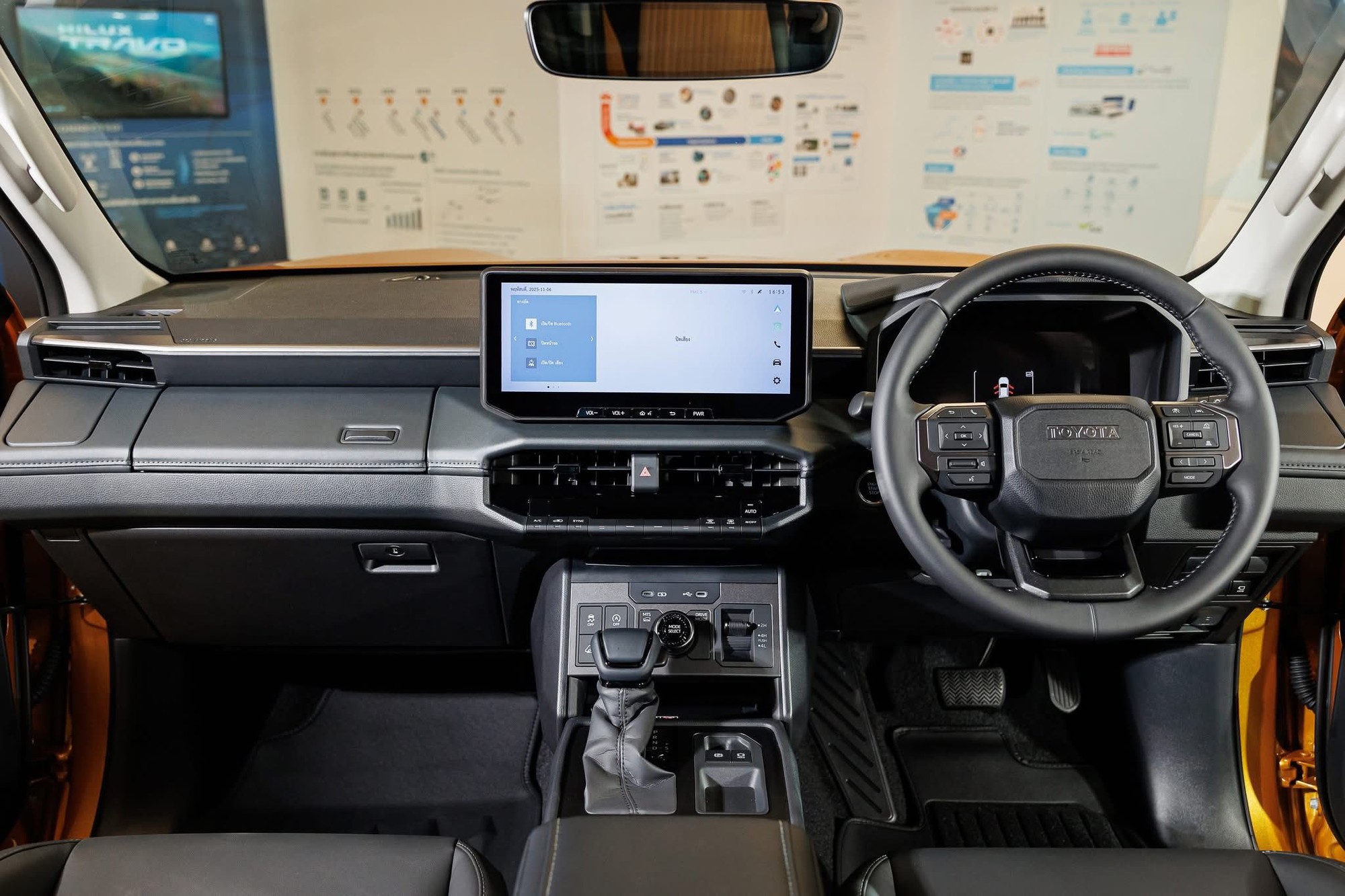 Nội thất Toyota Hilux mới thừa hưởng từ Land Cruiser Prado Nội thất Toyota Hilux mới