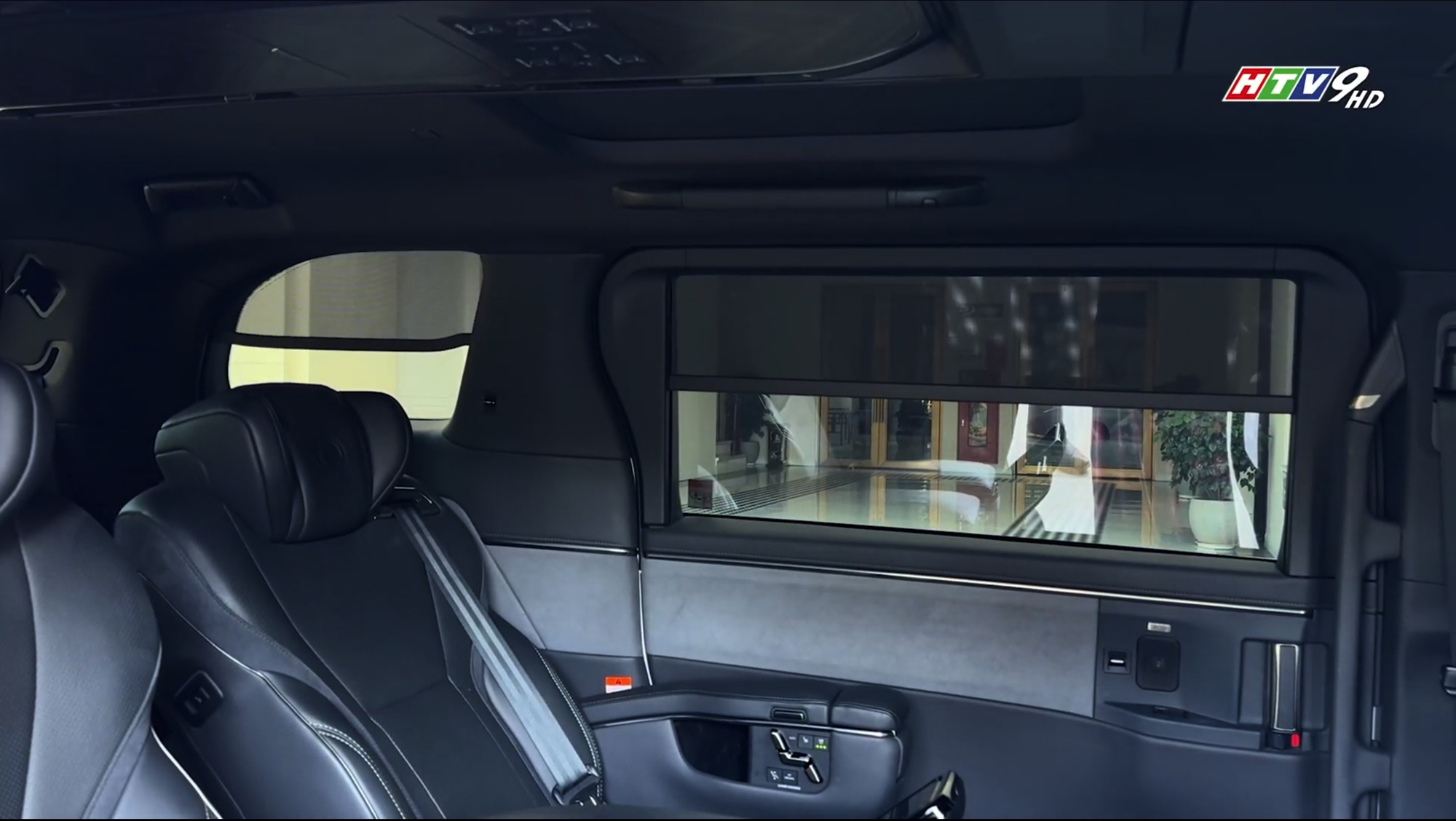 Rèm che nắng riêng biệt từng cửa kính trên Lexus LM 500h