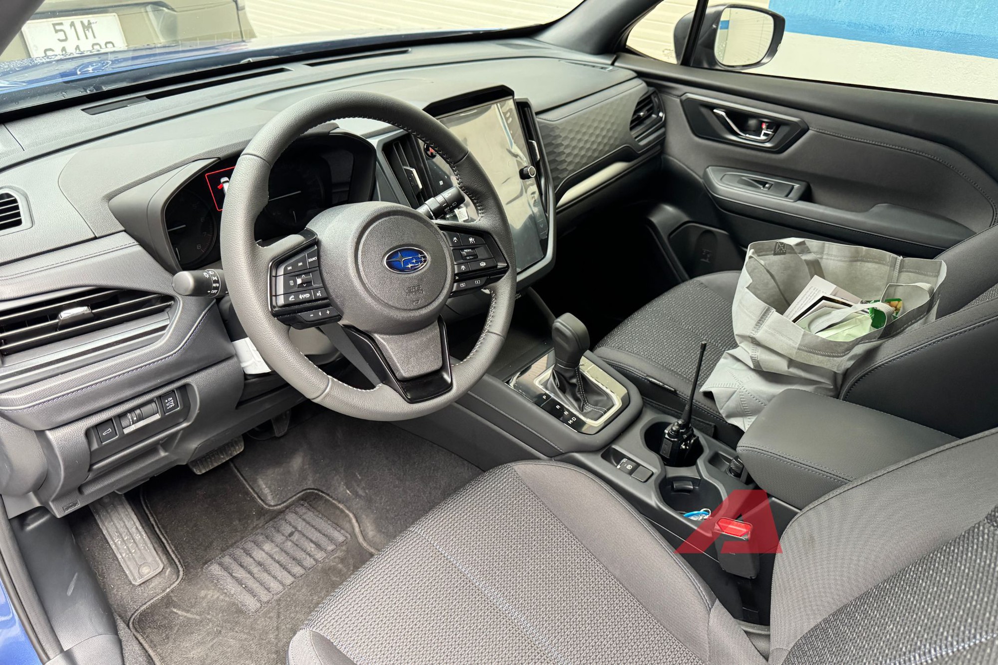 Vô-lăng ba chấu bọc da với nhiều nút bấm chức năng