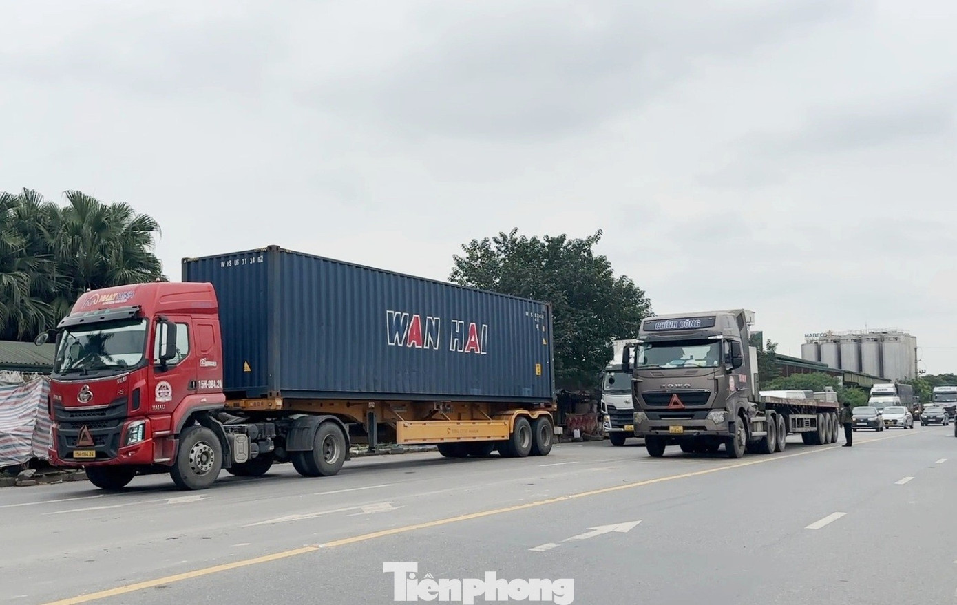 Xe tải hổ vồ đi vào đường nội đô Hưng Yên