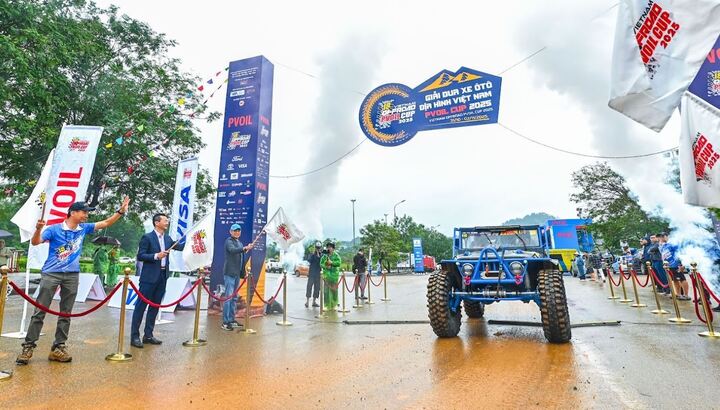 Xe đi qua cổng chào tại lễ khai mạc