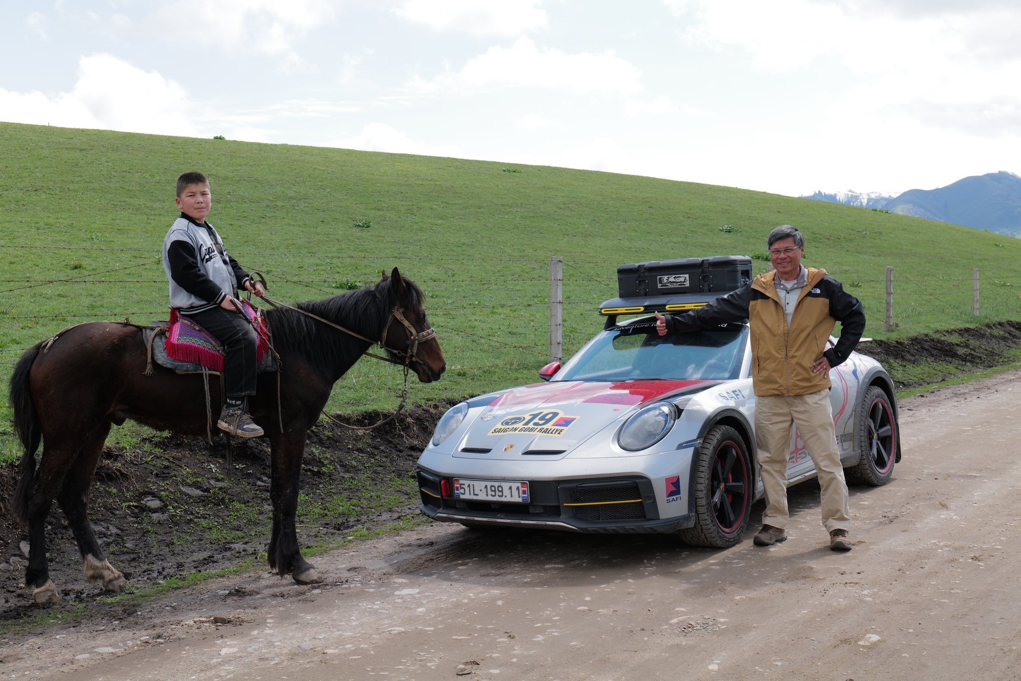 Porsche 911 Dakar hành trình phượt dài nhất