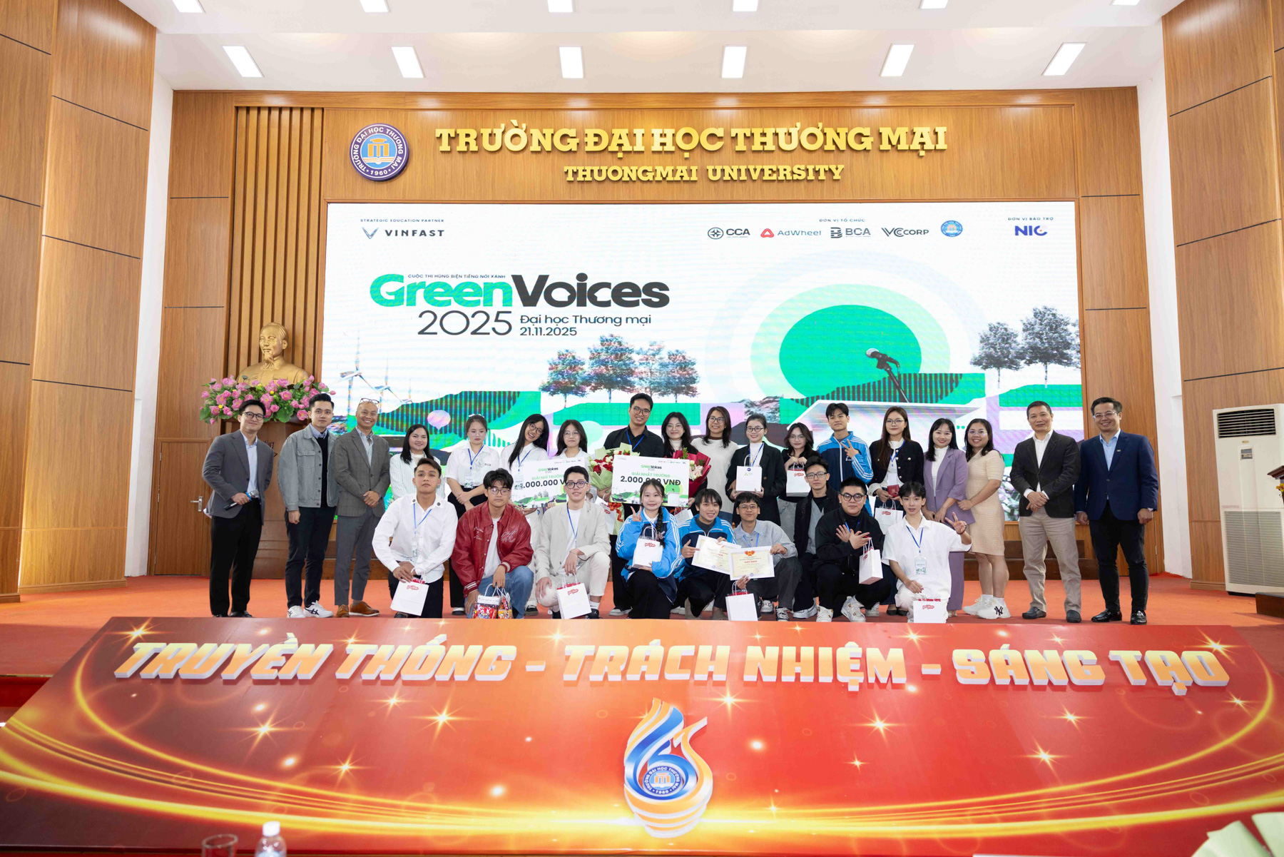 Một buổi sáng đầy nhiệt huyết Chuyển đổi xanh cùng Green Voices tại trường Đại học Thương mại- Ảnh 1. Không khí sôi nổi tại hội trường Đại học Thương mại