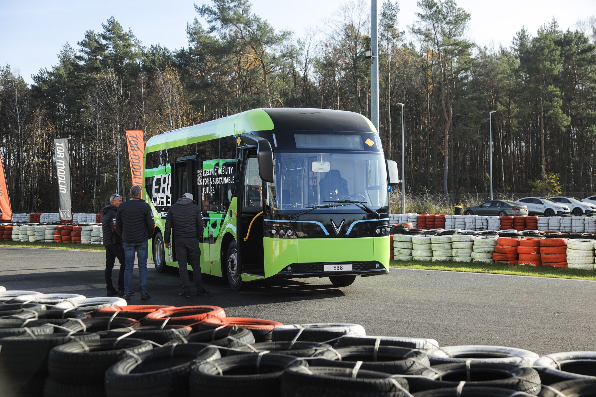 Mẫu xe buýt điện EB 8 và EB 12 Mẫu xe buýt điện EB 8 và EB 12 được ra mắt tại châu Âu