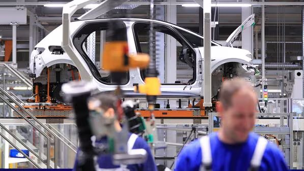 86.000 lao động bị sa thải trong 5 năm: Ngành phụ tùng xe hơi Châu Âu đối mặt khủng hoảng 'kiểu Darwin', làn sóng cắt giảm vượt xa thời đại dịch- Ảnh 3. Tăng chi phí sản xuất gây áp lực lên ngành phụ tùng ô tô