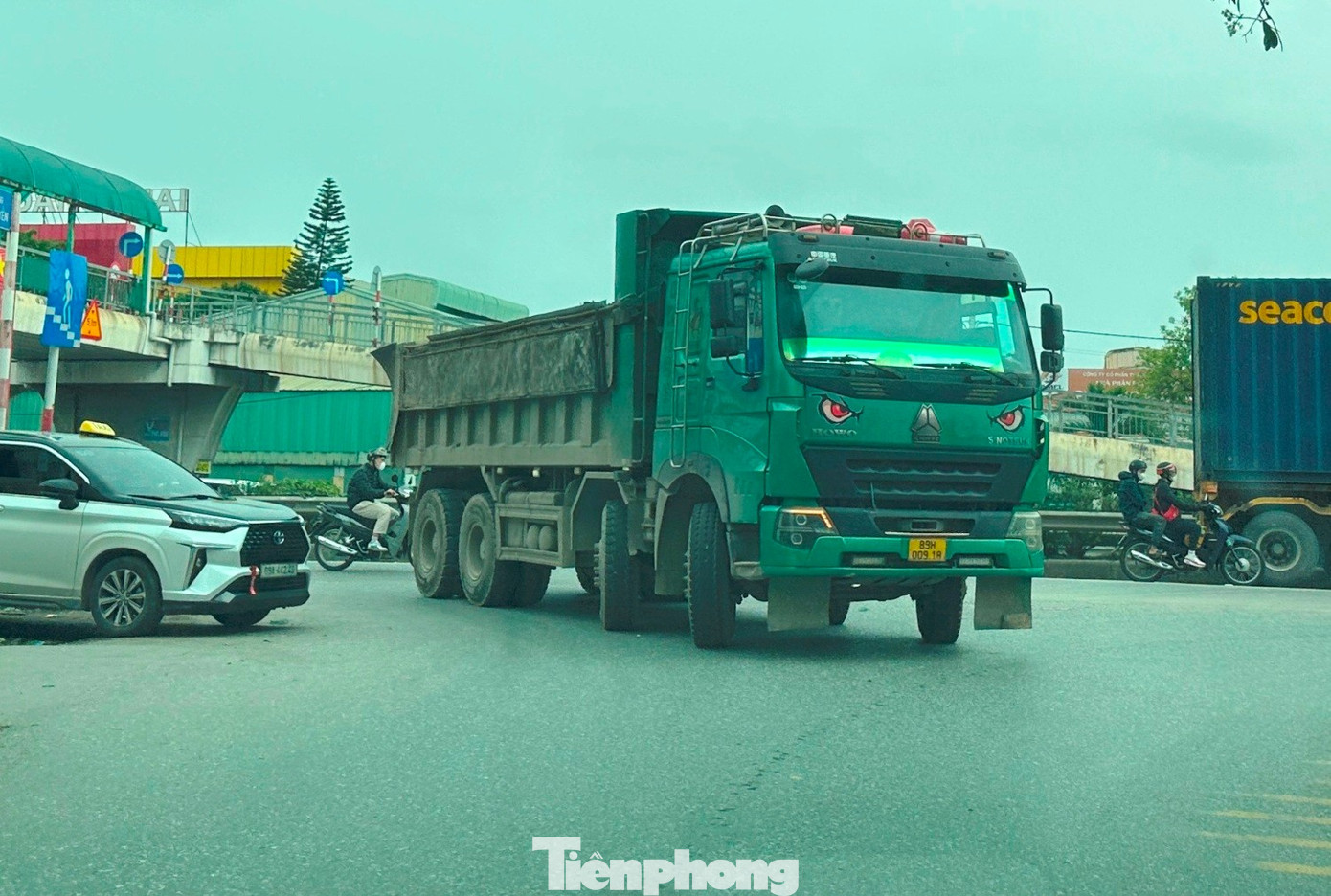 Xe 89H-00918 chạy vào đường Tô Quyền dù chỉ có 2 làn