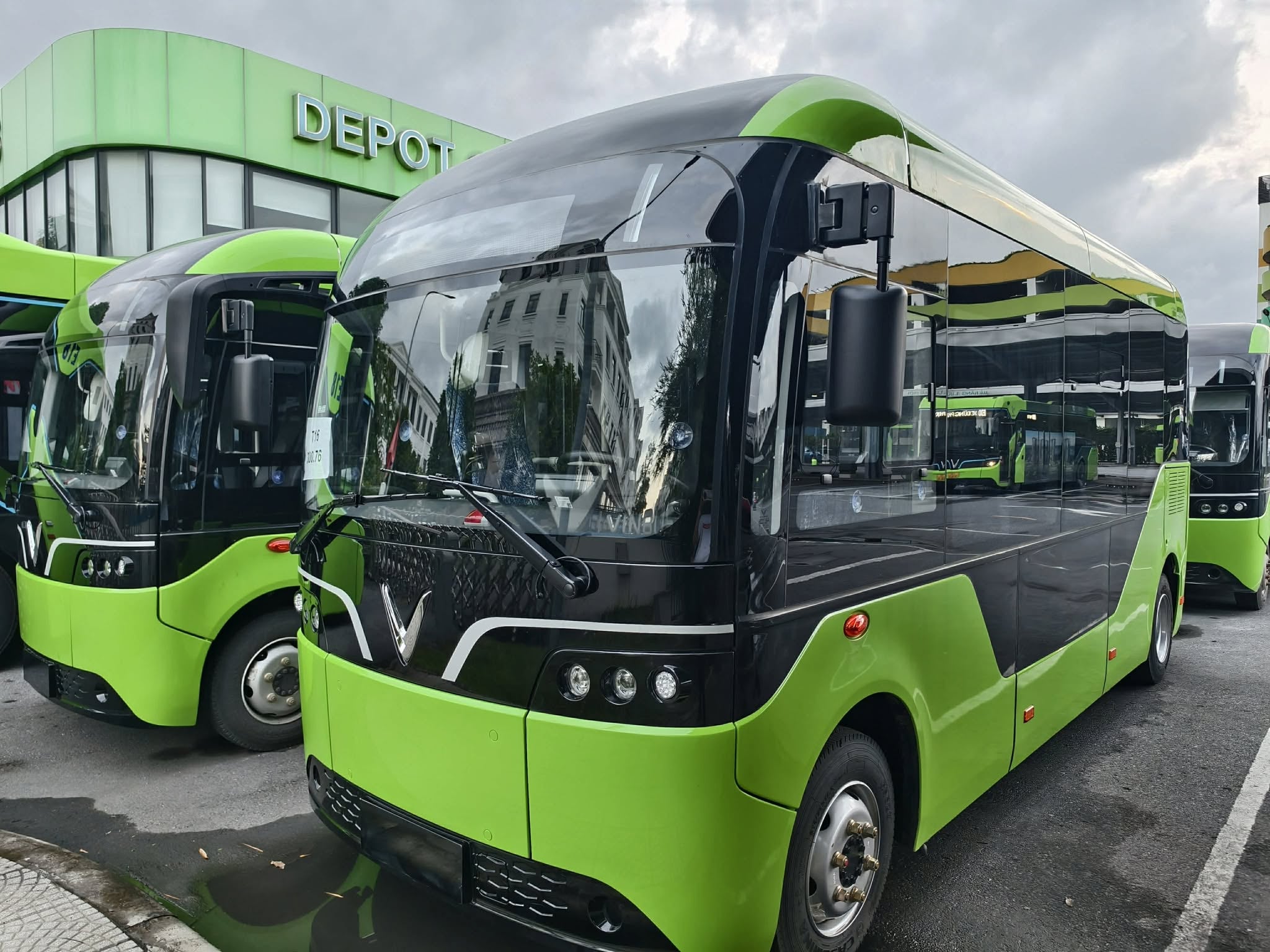 VinFast EB 6 màu xanh do Vinbus vận hành