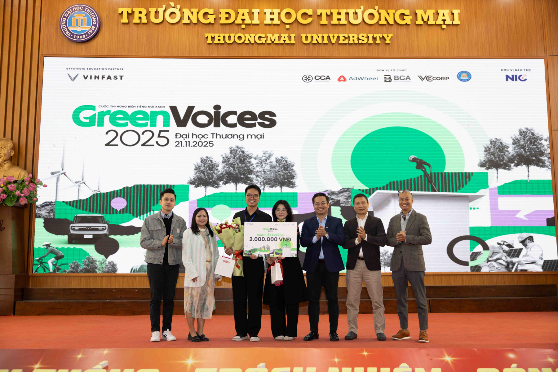 Nhóm bạn Phạm Thị Khánh Huyền và Nguyễn Công Phúc chụp hình cùng Ban giám khảo Giải Nhất Green Voices tại Đại học Thương mại
