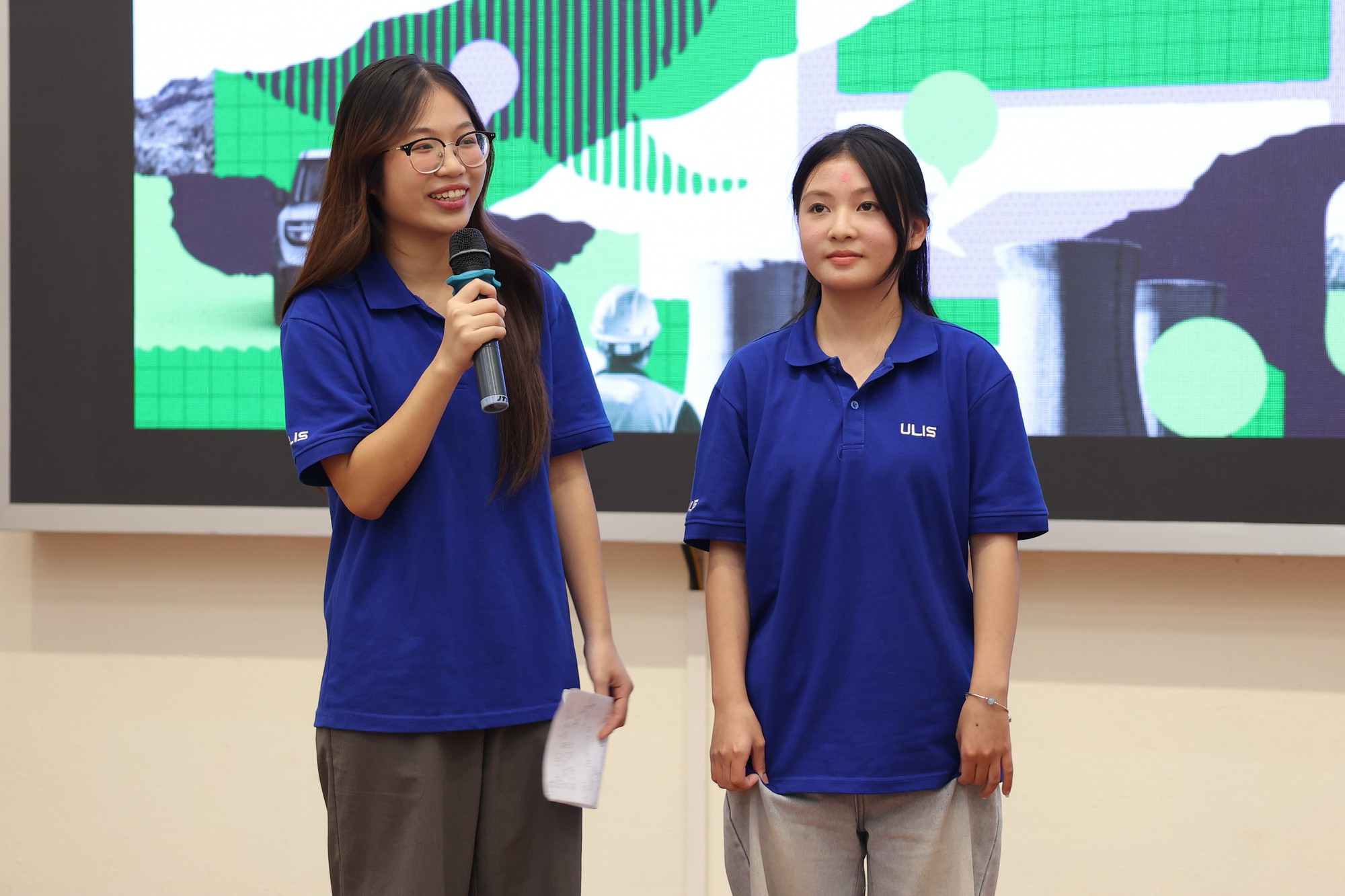 Đội thi đạt giải Nhất tại Đại học Ngoại ngữ Đội Nguyễn Thị Mỹ Hạnh và Đinh Nhất Ngọc giành giải Nhất