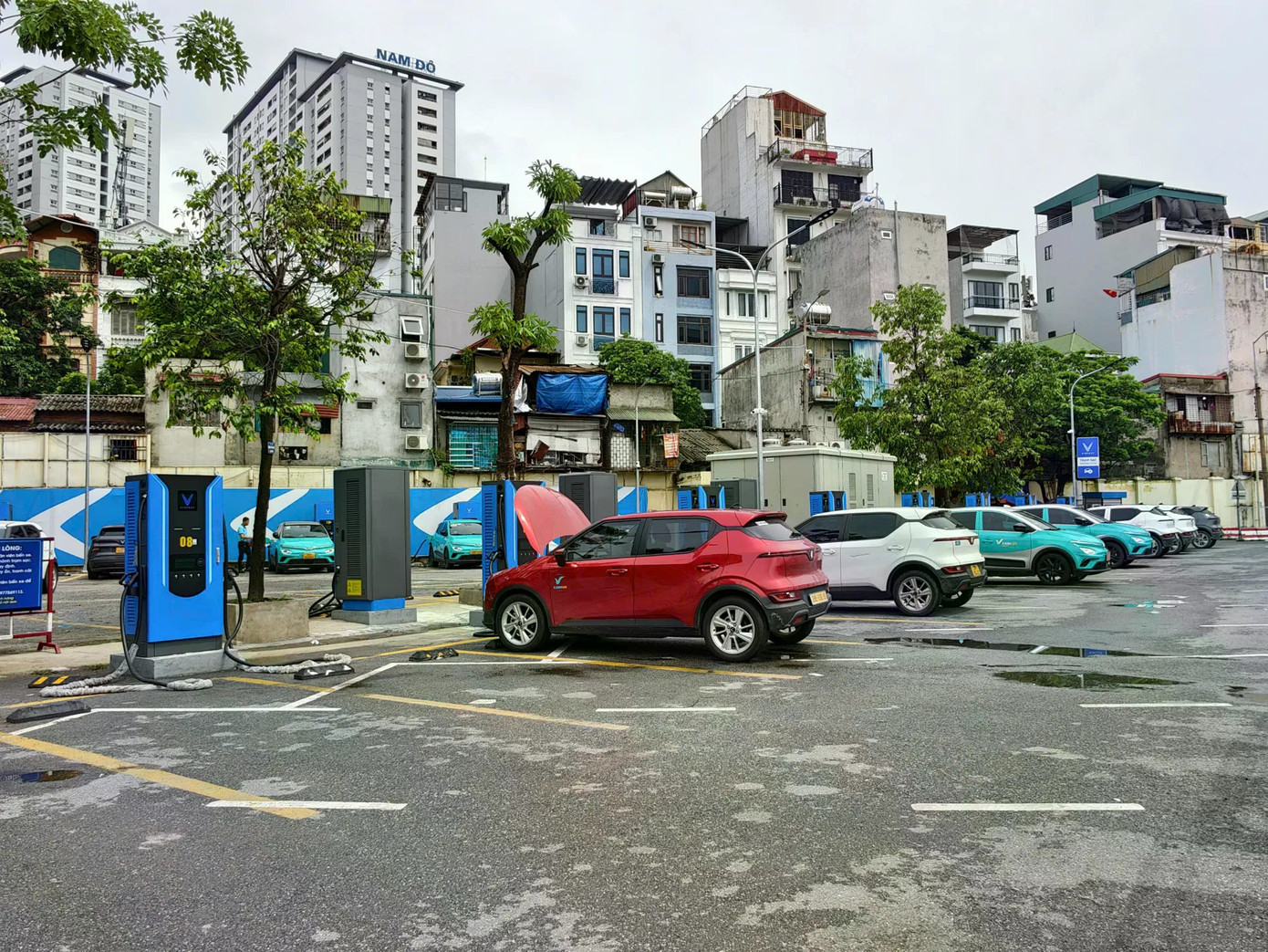 Hà Nội quyết tâm chuyển đổi xanh: Trạm sạc phải theo tiêu chuẩn chung- Ảnh 1. Ảnh minh họa