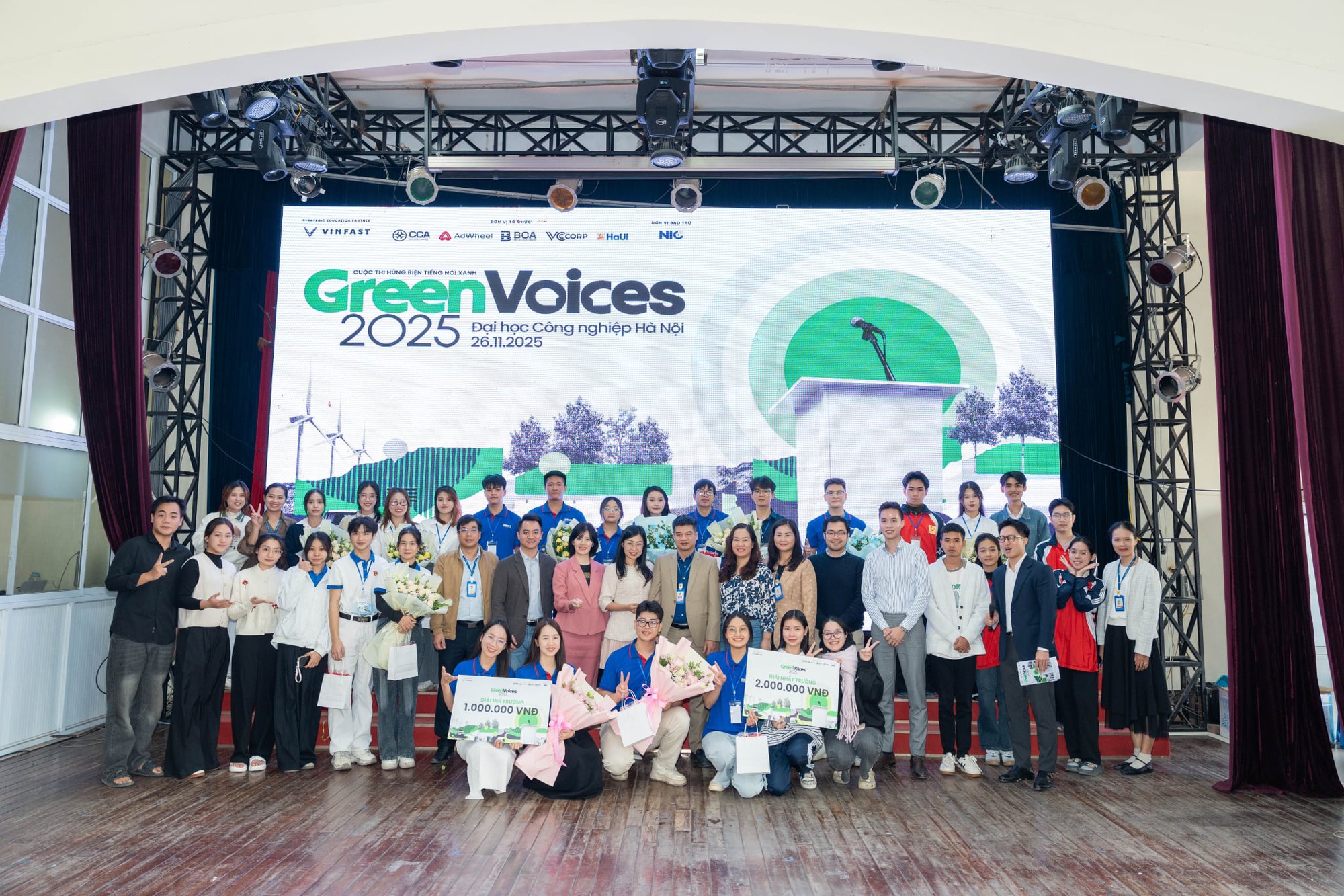 Sinh viên tham gia cuộc thi hùng biện Green Voices 2025 tại đại học