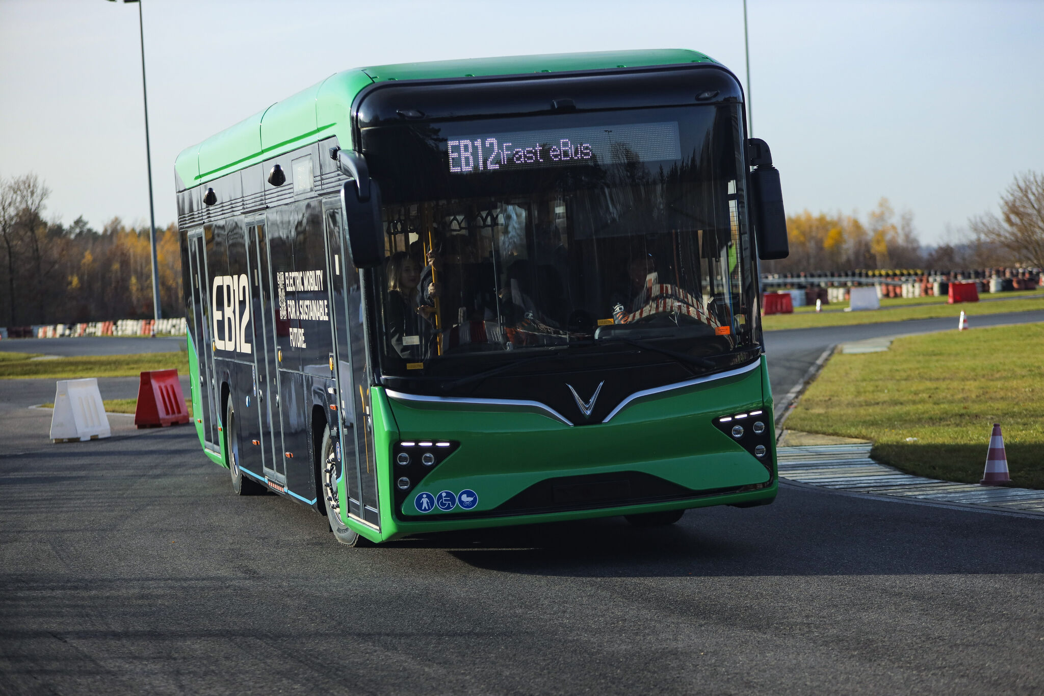 Xe buýt điện EB 12 chạy thử Xe buýt điện EB 12 chạy thử trong trường đua