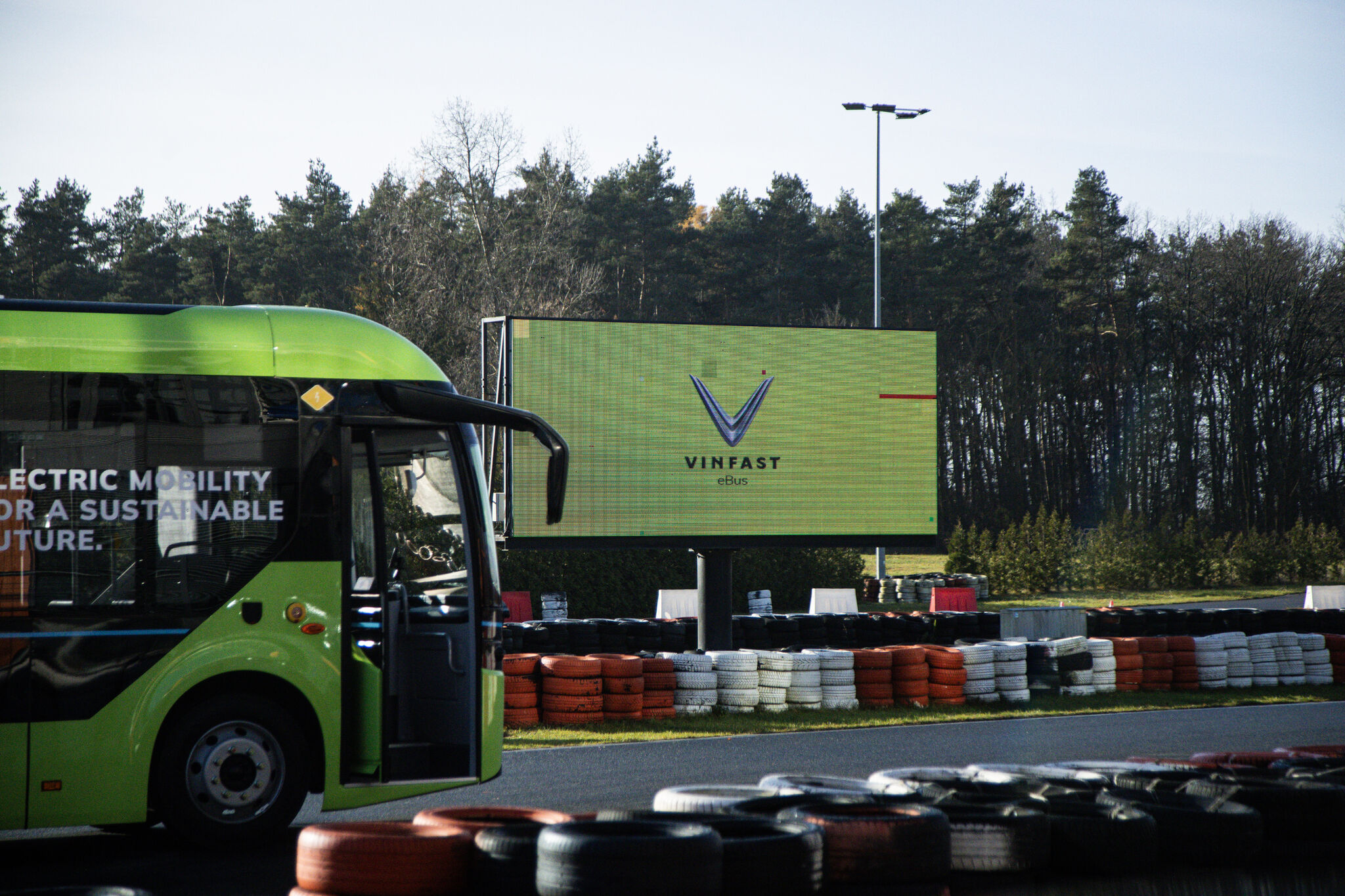 Hai chiếc xe buýt điện mới tại trường đua Hai chiếc xe buýt điện mới tại trường đua