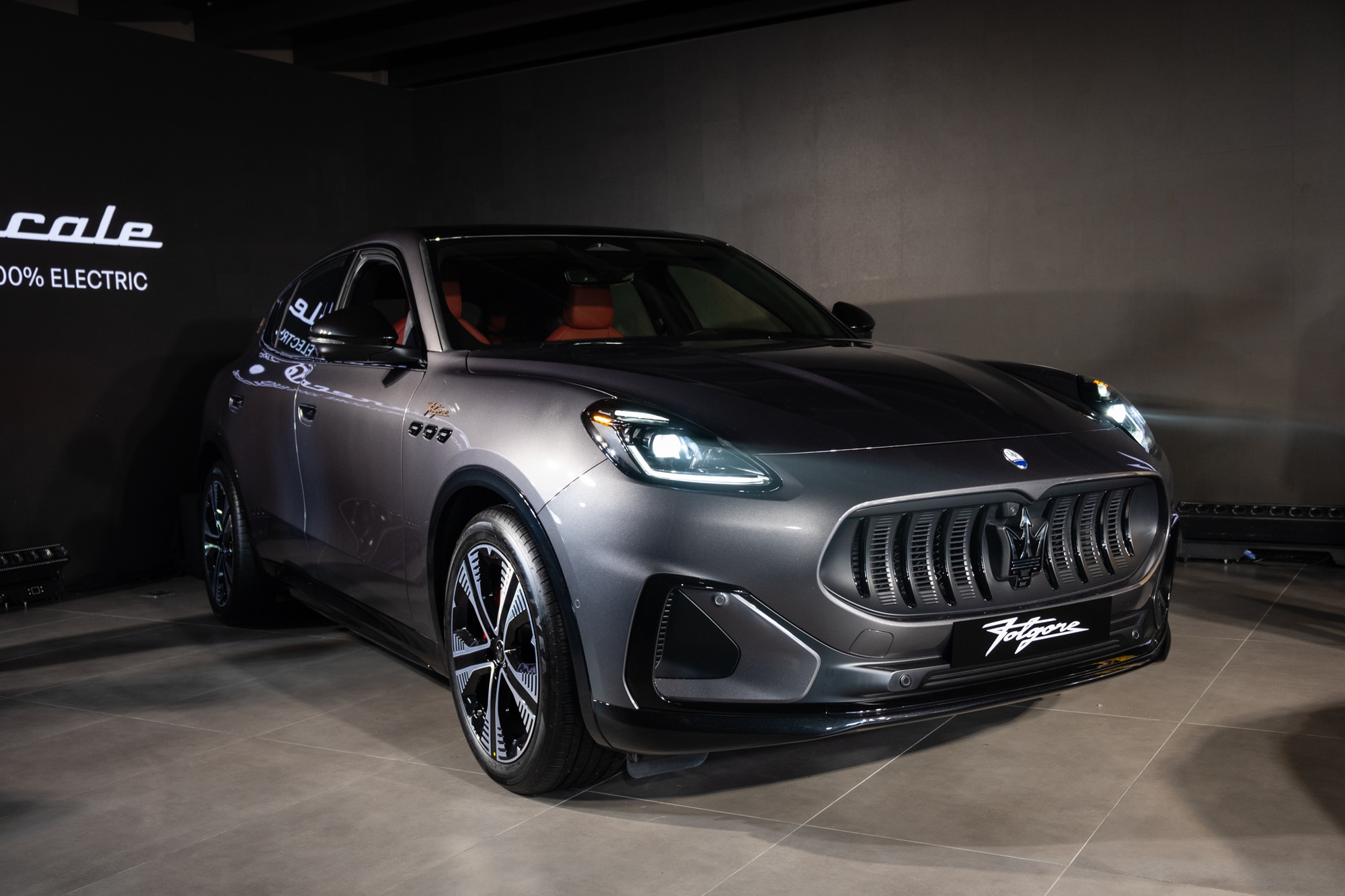 Maserati Grecale Folgore màu đỏ trên sân khấu