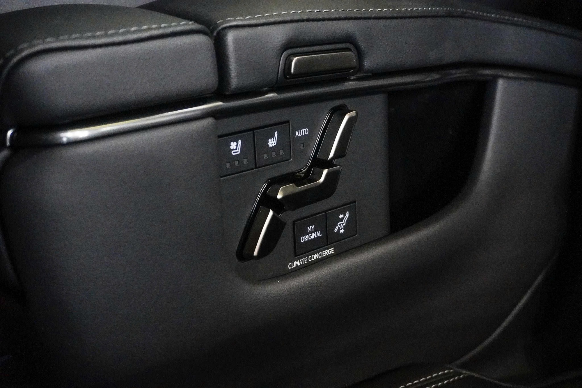 Phím bấm điều chỉnh ghế mô phỏng phần tựa lưng và đệm chân