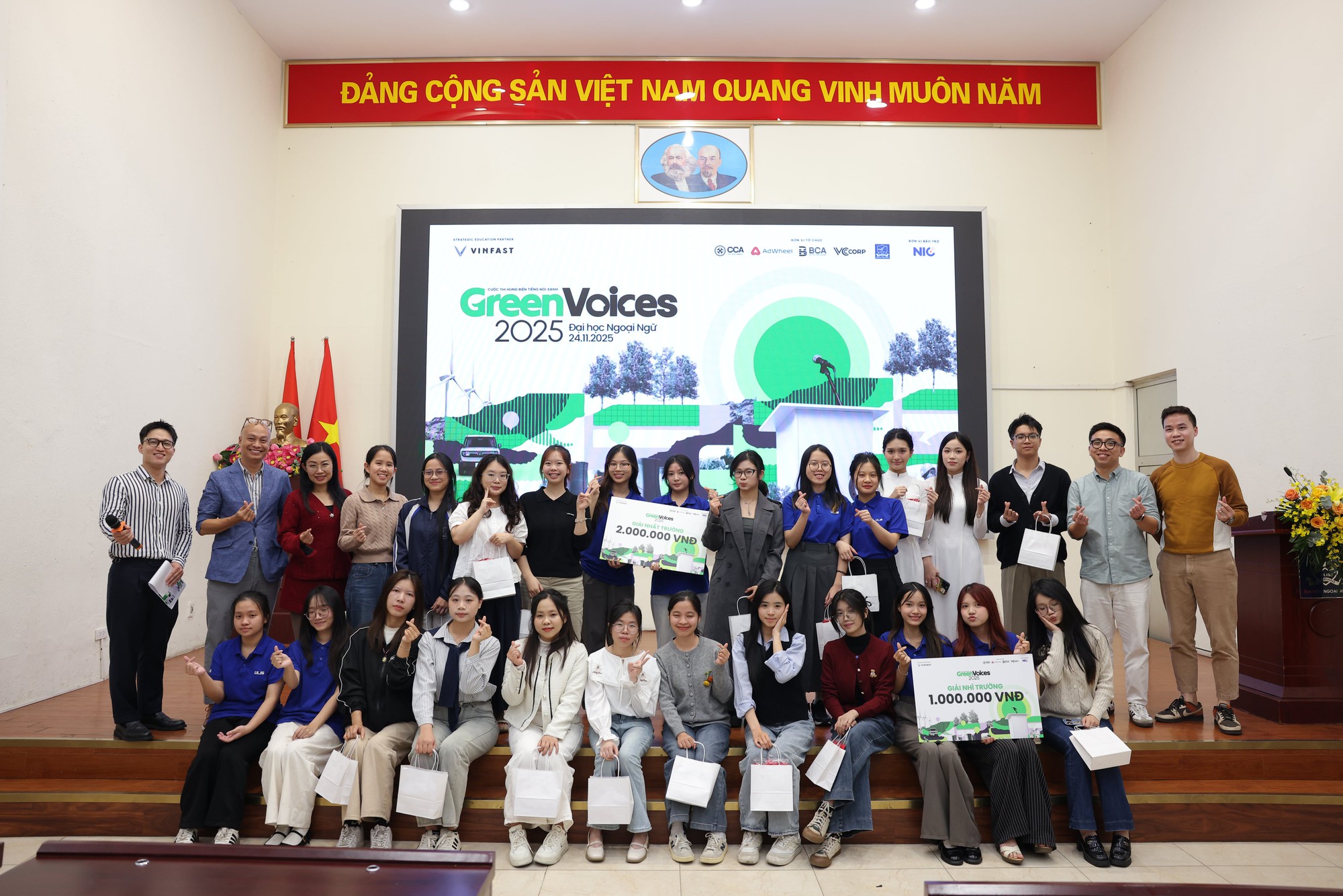 Sinh viên tranh biện tại Green Voices 2025 Sinh viên tranh biện về xe điện tại Đại học Ngoại ngữ