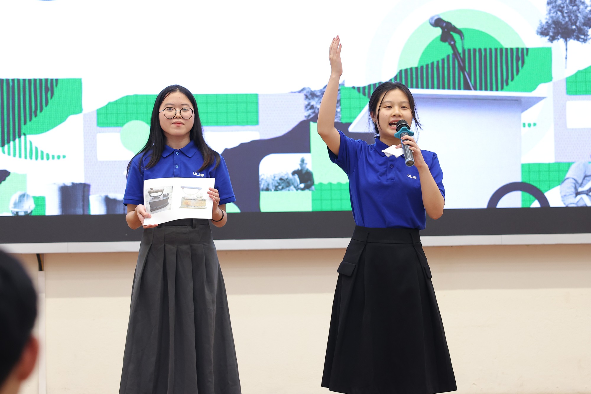 Sinh viên chia sẻ về môi trường và xe điện Tranh biện về môi trường liên quan đến xe điện