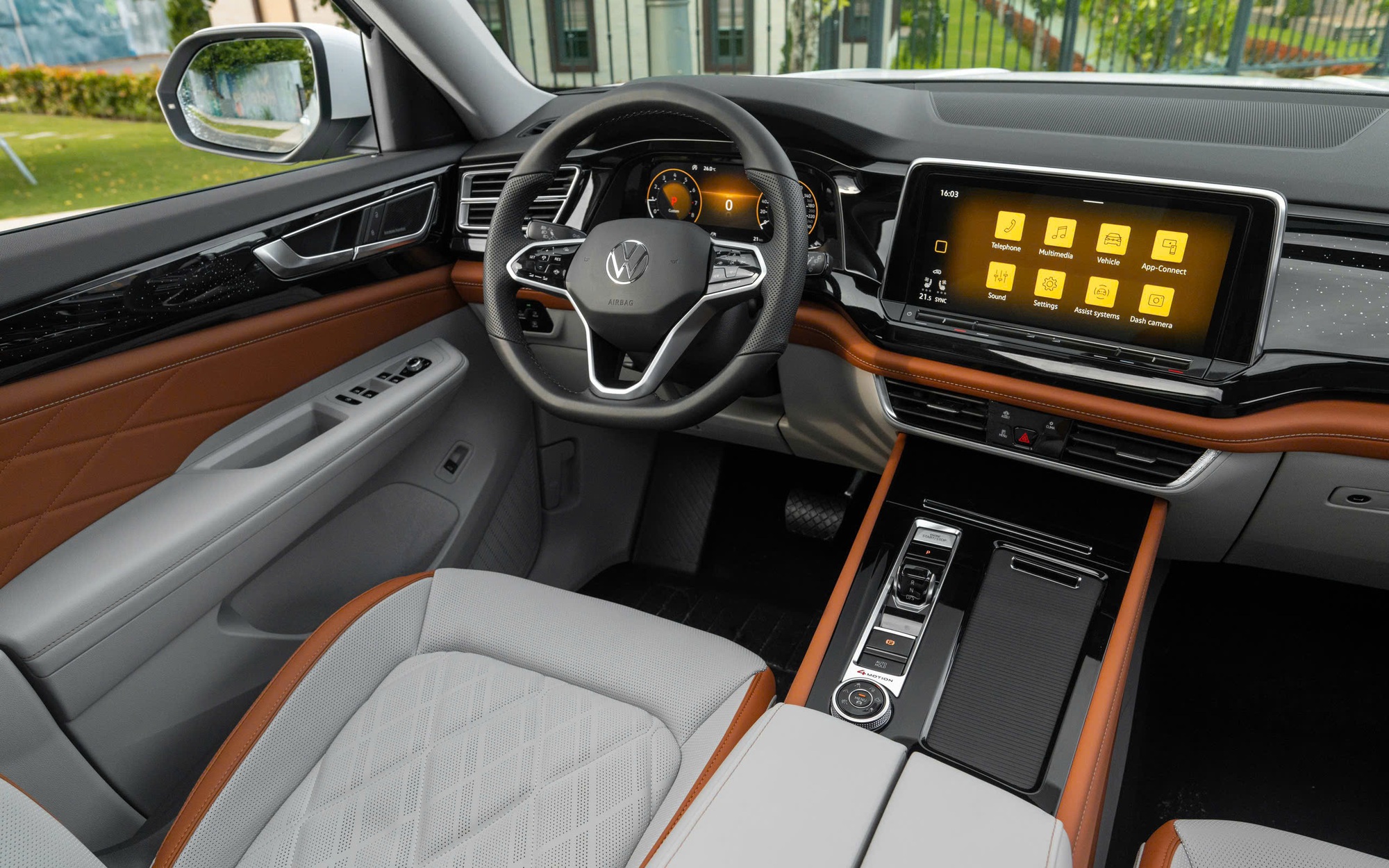 Tiện nghi và công nghệ trên VW Teramont phiên bản cao cấp Màn hình trung tâm 12 inch, đồng hồ kỹ thuật số và âm thanh Harman Kardon 12 loa