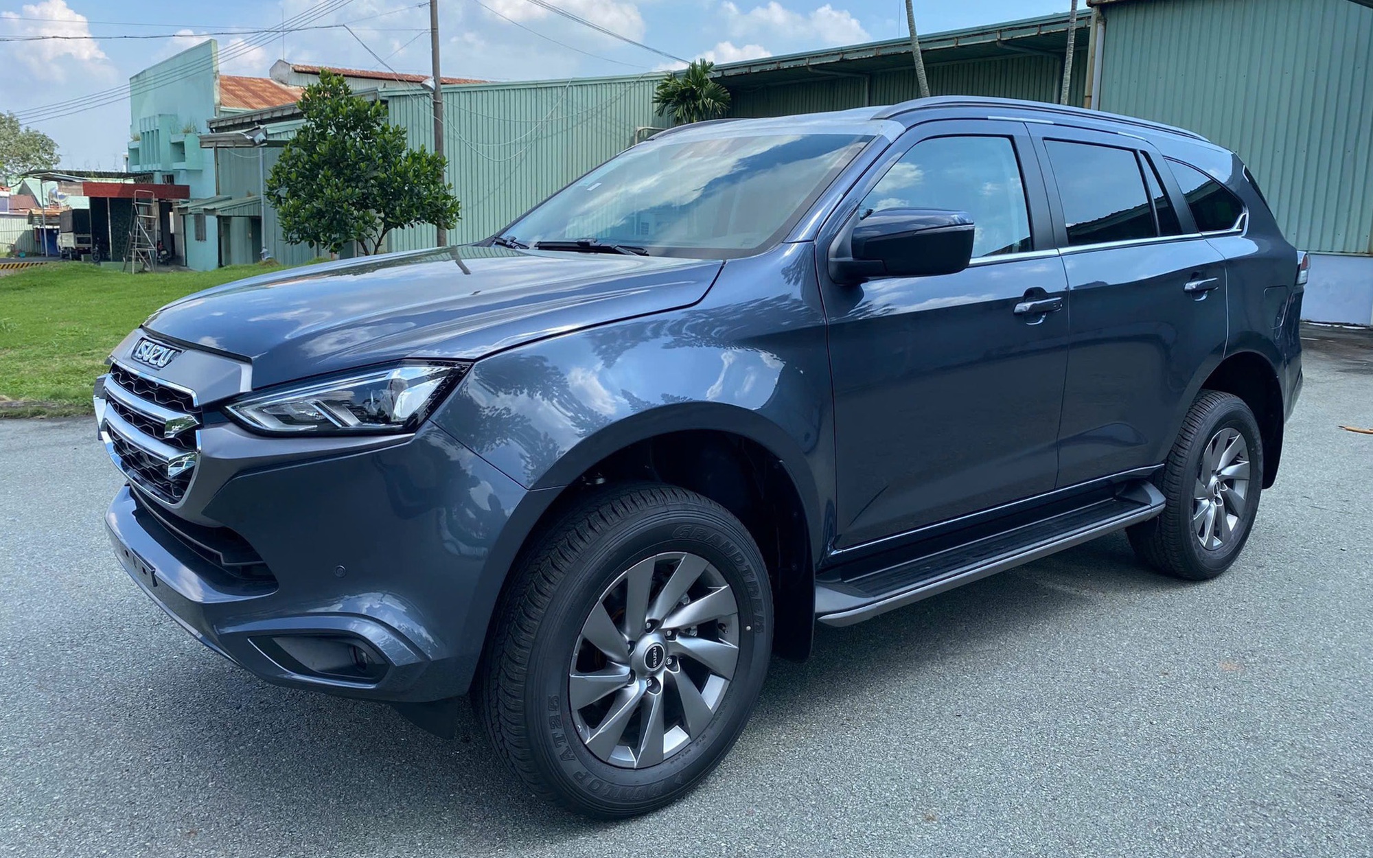 Ngoại hình các phiên bản Isuzu mu-X Ngoại hình các phiên bản Isuzu mu-X không khác biệt nhiều