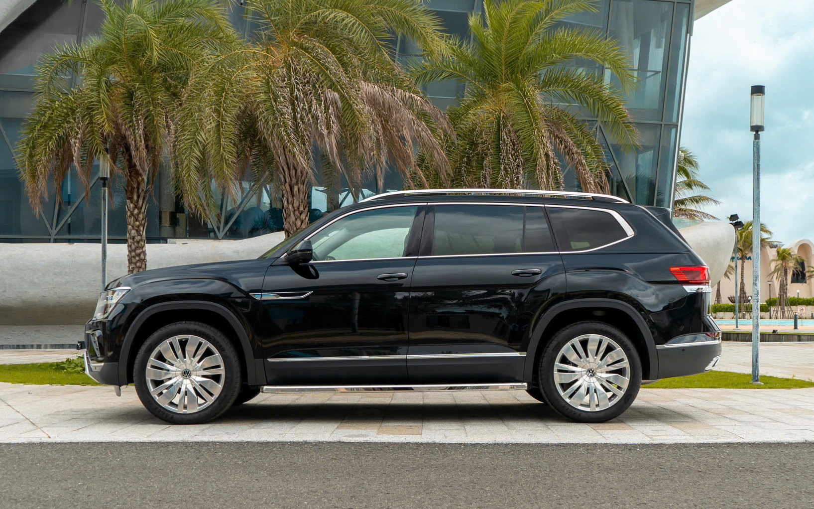 Ngoại thất Volkswagen Teramont bản Chủ tịch tại Việt Nam Đèn hậu LED kéo dài toàn bộ cốp sau và bộ mâm 21 inch sáng bóng