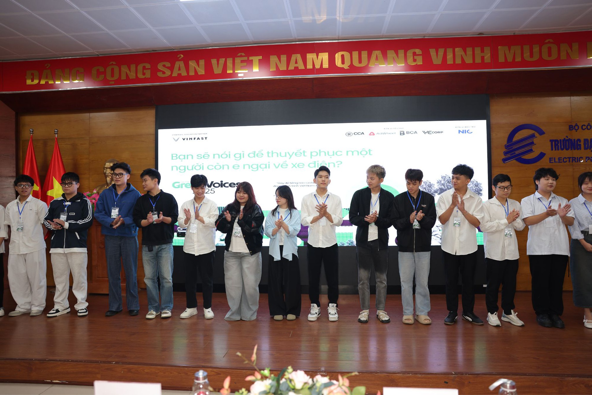 Cuộc thi hùng biện Green Voices tại trường Đại học Điện lực.