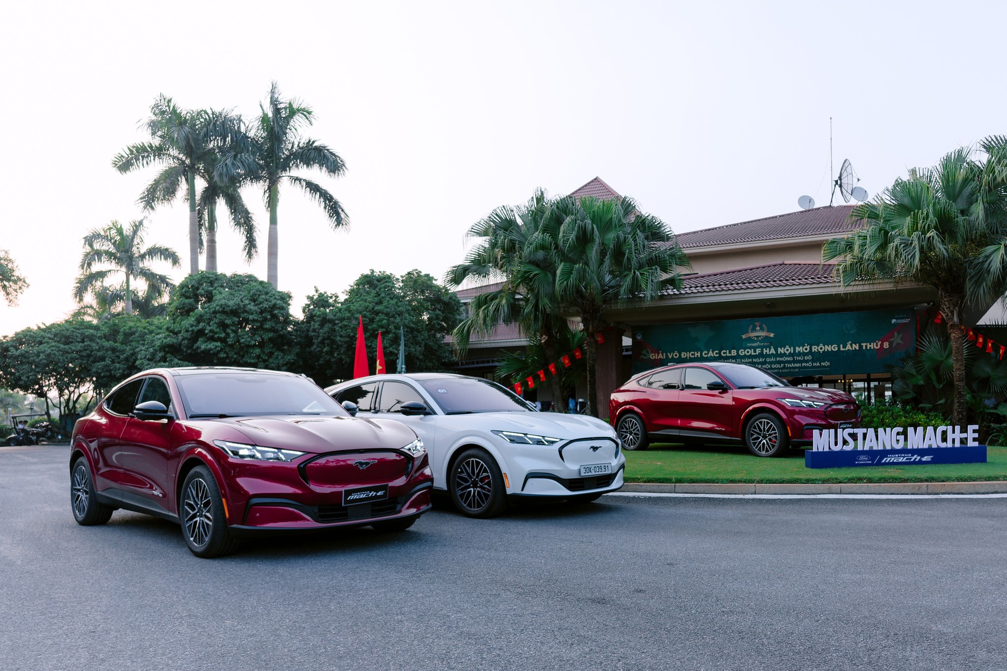 Ford Mustang Mach-E màu đỏ