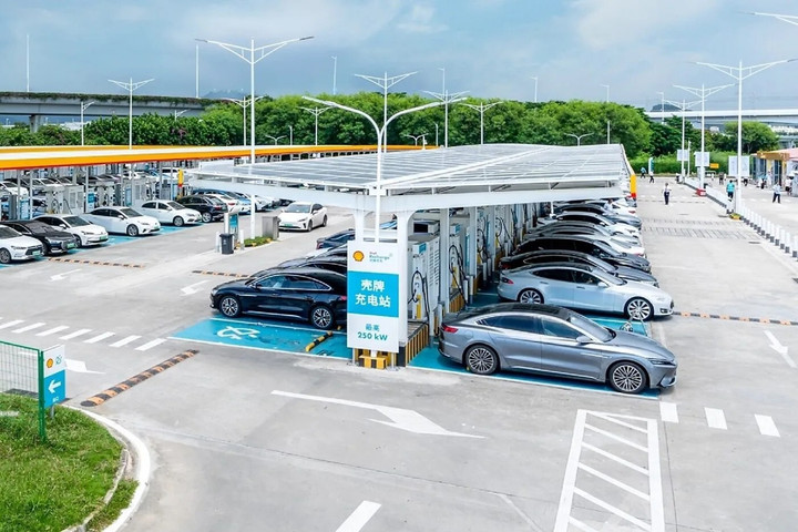 Trung Quốc muốn biến xe điện thành mạng lưới pin khổng lồ- Ảnh 2. Trạm sạc xe điện tại Trung Quốc