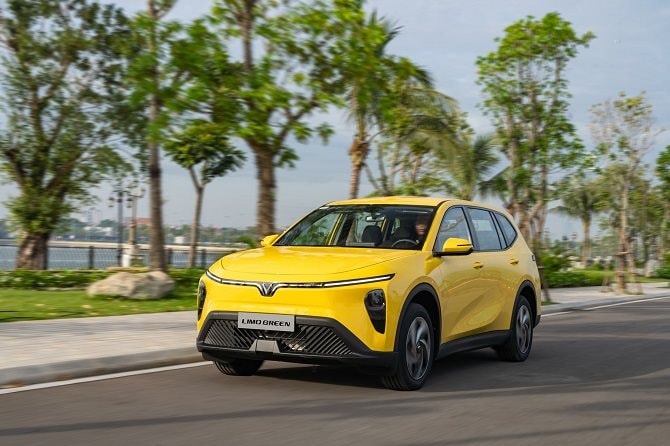 Mẫu MPV điện 7 chỗ Limo Green đang được bàn giao