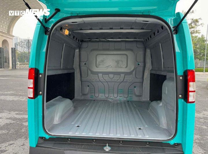 Khoang hành lý phía sau xe tải EC Van