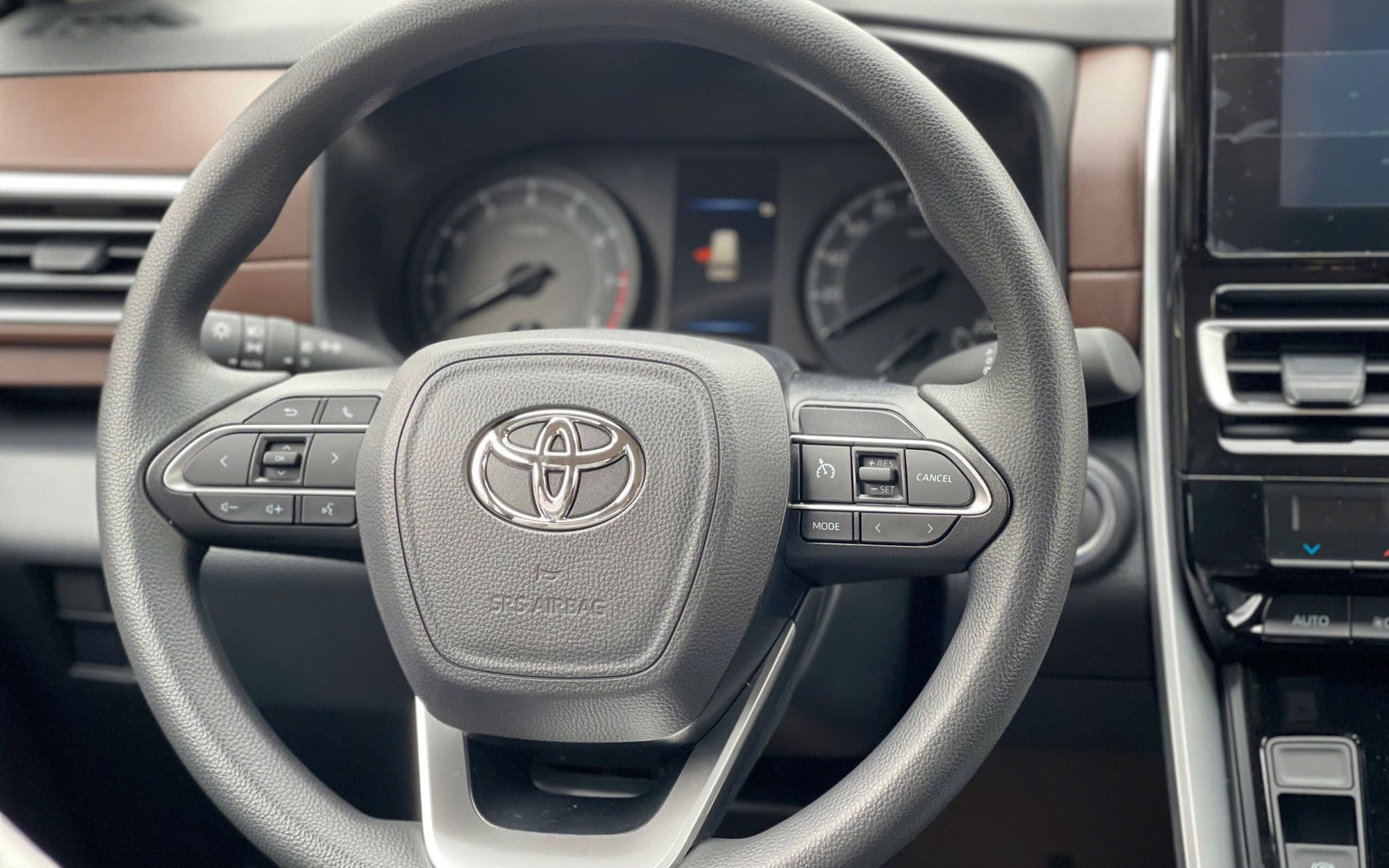 Ngoại thất Toyota Innova Cross 2.0G Ngoại thất phiên bản giá thấp Innova