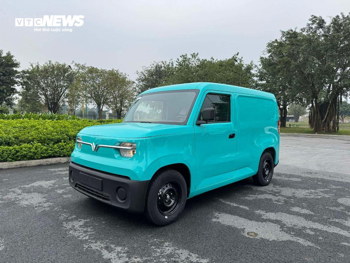 Xe tải EC Van màu xanh đặc trưng