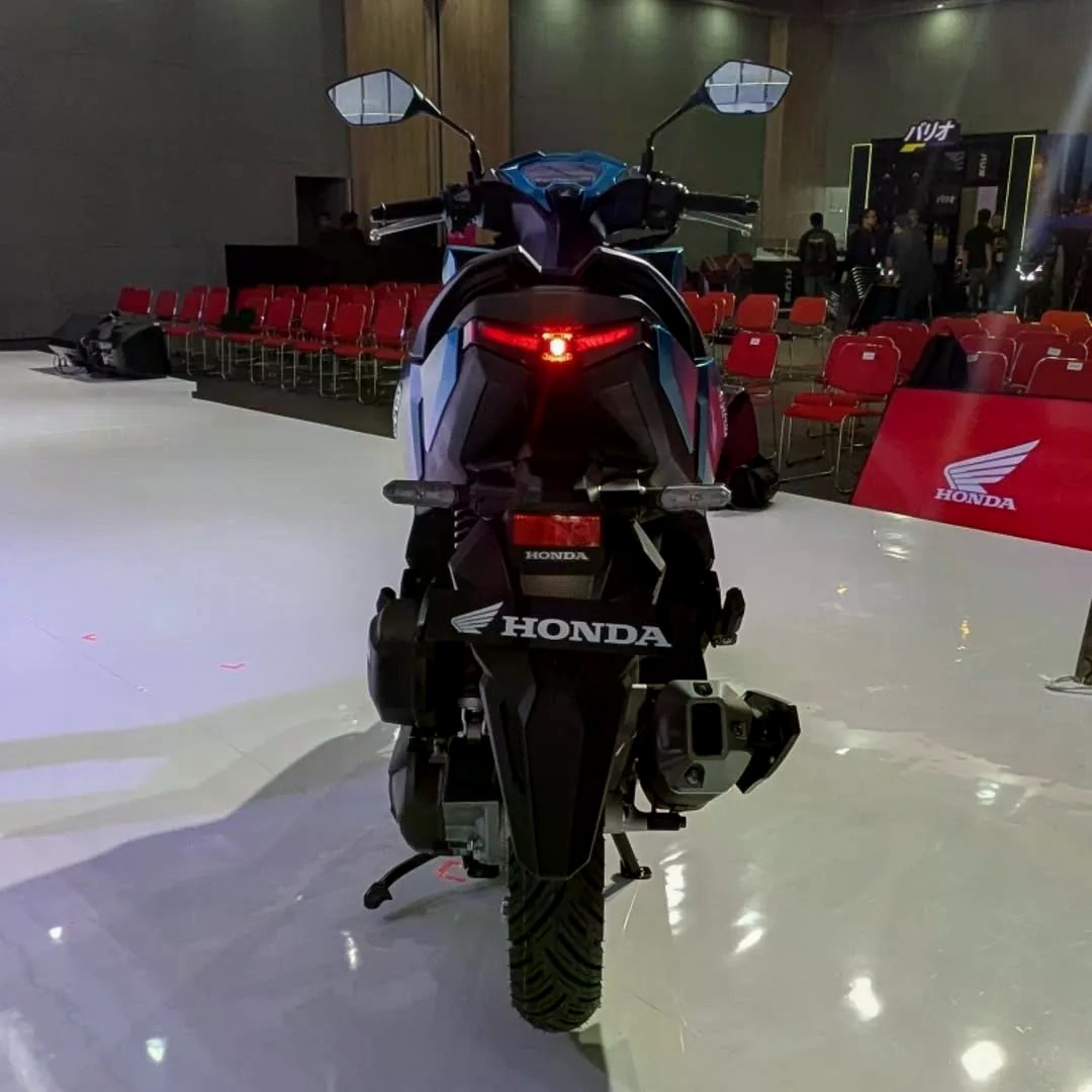 Vario 125 bản Street với tay lái kiểu naked bike